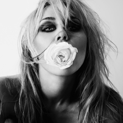Miley Cyrus Bass Persuades
